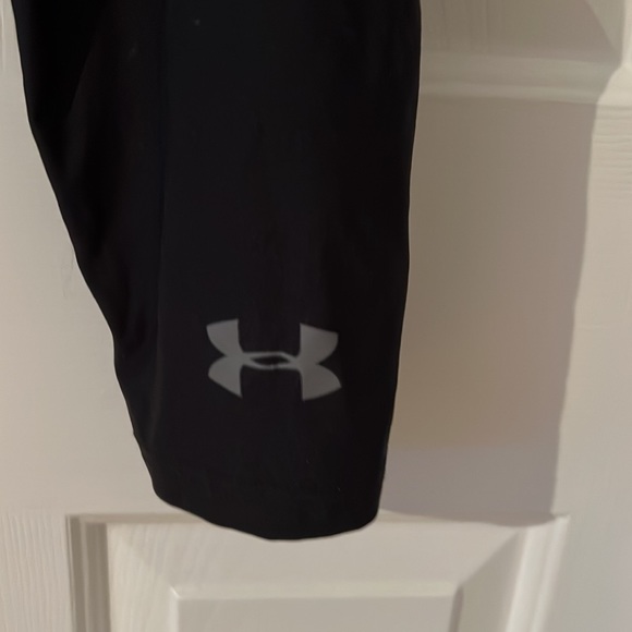 Youth Under Armour  compression tights. 3/4 length.  Youth Large. - Picture 2 of 13